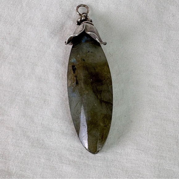 Iridescent Labradorite Silver Floral Pendant Ethereal Fairy Minimalist Mystical - Picture 7 of 14